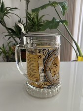 Bierkrug aus Glas mit einem