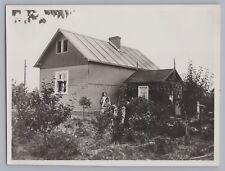 Ferienhaus Wochenendhaus Garten Gartenpumpe Mädchen Frau - Foto 1930er