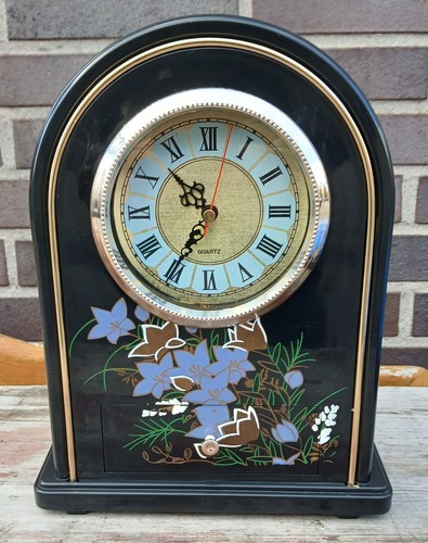 Niedliche kleine uhr - kleine,