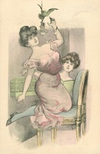 Zwei Damen fangen einen Vogel