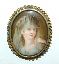 Eine alte Brosche vergoldet Porzellan Porträt einer jungen Frau Vestalin