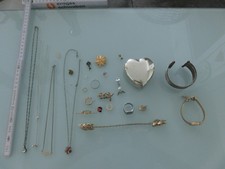 Schmuck Konvolut Ketten, Anhänger, Broschen, Armbanduhr von Citizen, Schmuckdose