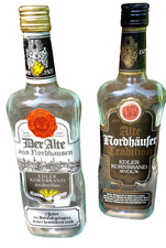 2 leere Spirituosenflaschen