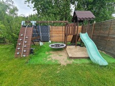 Spielturm, Klettergerüst, Holzdach mit Schaukel, Rutsche und Sandkasten