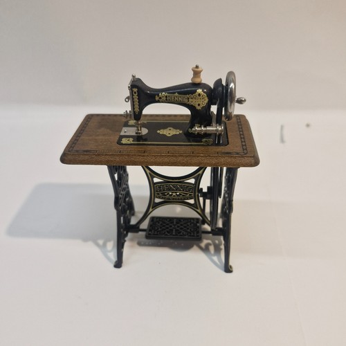 Puppenstube nähmaschine auf - puppenstube,,