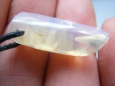 Opalisierter BELEMNIT aus