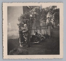 älteres Paar in Lederkleidung