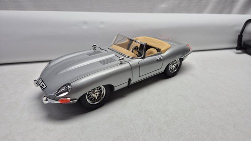 Bburago cod 3016 jaguar - 1:18,