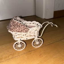 Vintage alter kleiner Kinderwagen Puppenstube Puppenhaus Weidenkorb-Wagen 1:12