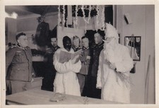 Foto - Soldaten / Nikolaus mit ungewöhnlichem Knecht Ruprecht Norwegen ? - 2.WK