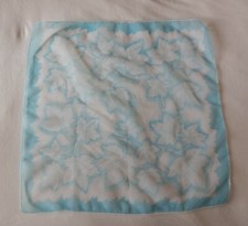 Damenhalstuch hellblau/weiß Blätterdruck transparent ca. 69x68,5 cm