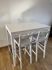 Hochtisch mit passenden Stühlen