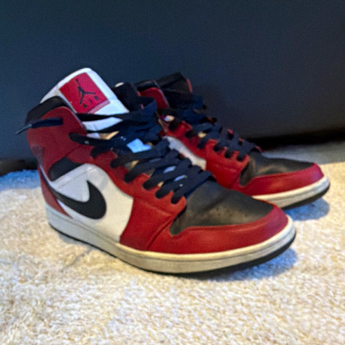 Jordan mid chicago toe size - 1,