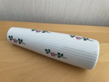 Vase Seltmann Weiden Bavaria „Monika“ weiß Porzellan Rillenrelief mit Rosenranke