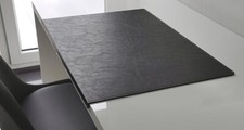 Gewinkelte Schreibtischunterlage in Lora Kunst Leder 70 x 47 Schwarz Silber Naht