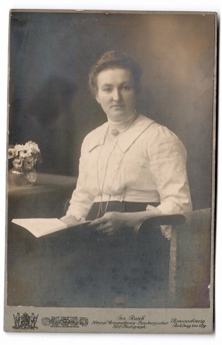 Kabinettfoto dame mit buch - mit,