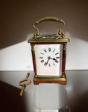 Französische Reise Uhr Messinggehäuse facettiertes Glas römische Zahlen ca. 1870