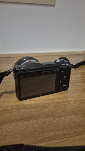 Sony alpha 5000 - +, lens
