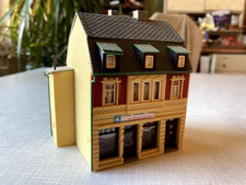 Wohnhaus mit Balkon und Fleischerei - Eisenbahn - Spur H0 - gelb - Schieferdach