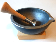 mono  Mörser m. rauer Gussschale, Stößel rostfr. Stahl u. Rotbuche,Fuß Buchenhol