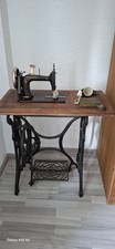 Antike Nähmaschine mit Tisch und Tretpedal