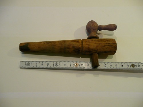 Antiker zapfhahn aus holz - antiker,