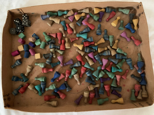 Alte spielfiguren und würfel - alte,