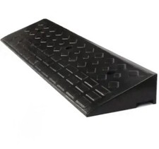Bordstein Rampe Gummi Rampe Auffahrt  100 x 25 x 10cm in schwarz