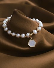 Bettelarmband mit weißen