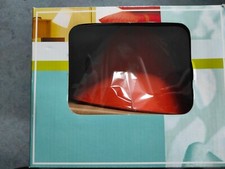 Tischlampe mit orangem Schirm