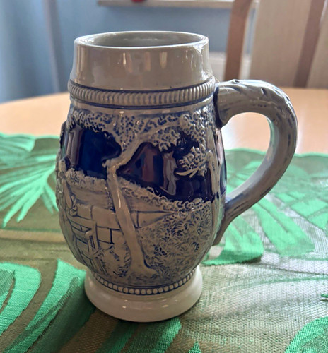 Blau weißer keramikkrug mit - blau-weißer,