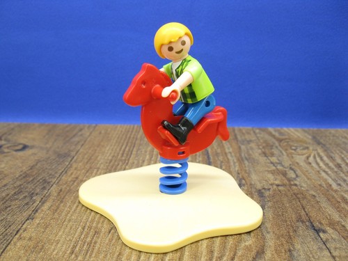 Junge mit pferdewippe - junge,