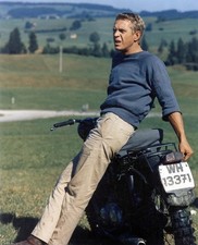 Foto Steve McQueen sitzt auf