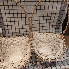 zwei Körbchen Weiß