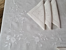 Bestickte Tischdecke aus