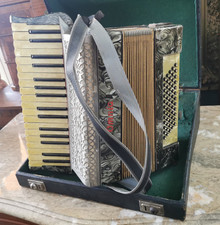 Omnia Vintage Akkordeon! im Originalkoffer zu verkaufen.