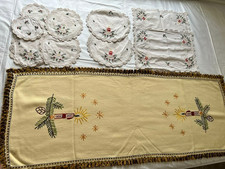 1x DDR Weihnachtsläufer hand bestickt Wolle und 9 Baumwolltischdeckchen bestickt