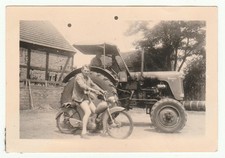 Altes Foto DDR  Traktor RT 315 Famulus 36 und SR 2 Moped super Selten