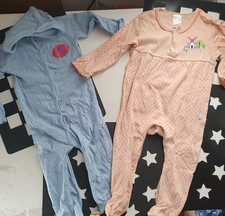 2 Baby-Einteiler Gr. 74 Knopfleiste, 1x mit und 1x ohne Füßchen