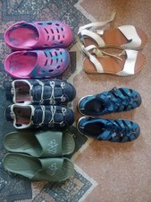 Konvolut: 5 Paar Schuhe – 2 Paar Schlappen und 3 Paar Sandalen: Rieker, Keen …