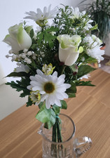 Seidenblumenstrauß weiße Rosen und Mageriten