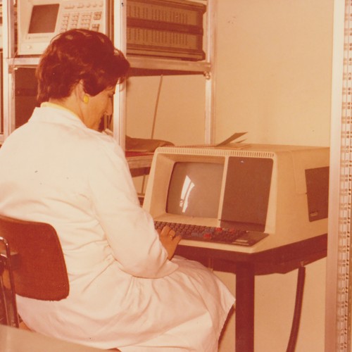 Frau mit computerterminal - frau,