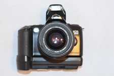 Canon EOS 500 SLR-Kamera mit Sigma Zoom Objektiv 3,5-4,5/28-70 mm und Canon Hand