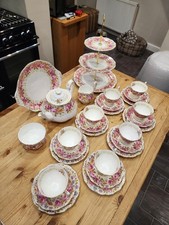 Royal Albert SERENA Teeservice mit acht Gedecken und dreistufigem Kuchenständer