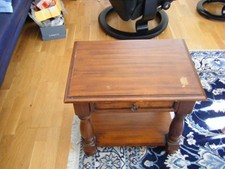 antikes kleines Schränkchen aus Holz