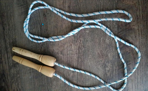 Springseil mit holzgriffen - springseil,