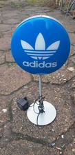 Lampe - Stehlampe - Stehleuchte - Leuchtreklame  mit der Aufschrift „Adidas“