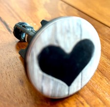 NEU DESIGNER WASCHBECKENSTÖPSEL MIT HERZ MOTIV ABFLUSS-STÖPSEL ZEITLOS EDEL TOPP