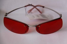 FARB BRILLE SONNENBRILLE  GLÄSER ROT  RAHMEN SILBERFARBEN AUS METALL NUR OBEN