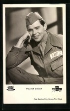 Ansichtskarte Schauspieler Walter Giller, sitzend in seiner Arbeitsmontur 